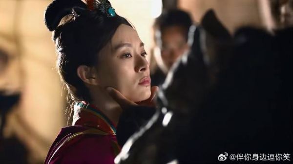 义渠君捏芈月下巴羞辱 芈月贼泼辣,当场拔簪子攮他