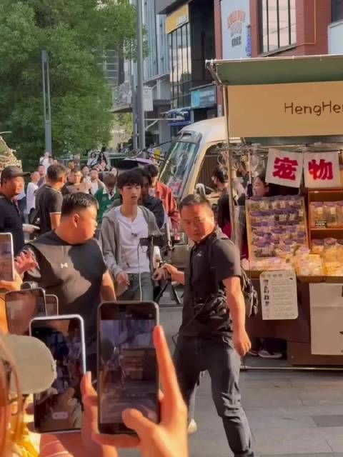 秦昊带伊能静儿子录节目,继父子罕见同框,互动融洽