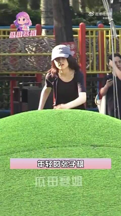 张子枫与妈妈同游公园,活泼状态引关注