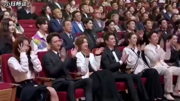 于和伟上台领奖,导演组放出“蹦迪”名场面,台下大佬直接笑翻