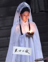 宋祖儿白衣捧莲花灯惊艳亮相，神女级美貌令人惊叹