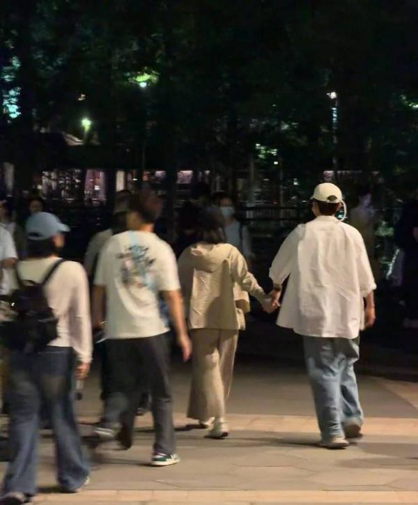 搜狐娱乐讯 近日，一组张杰和谢娜现身乌镇戏剧节的照片流出。图中，两人手牵手，感情恩爱。