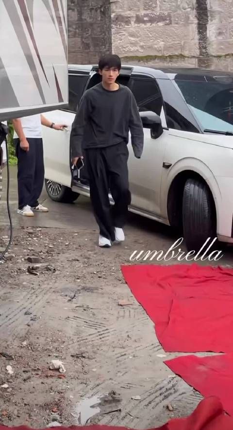 王星越素颜上班路透,这哥真无所畏惧,不化妆更男大了