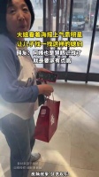大姐看着海报上气质明星，让儿子找一找这样的媳妇！