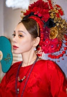 宁静戴簪花执扇轻舞，娴雅大气展东方韵味