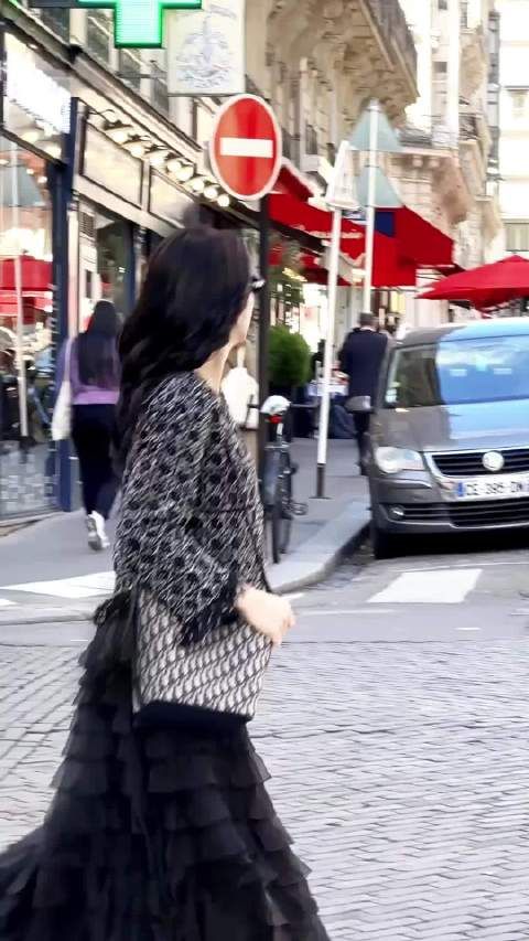 独属于迪丽热巴的巴黎时刻，热巴在巴黎街头的citywalk ，美得让人羡慕