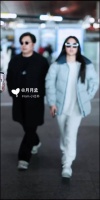 王诗龄放假回家了，爸爸王岳伦来接机了，父女两人看着都瘦了不少
