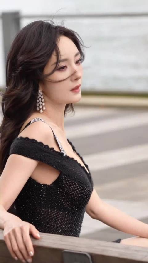 杨幂以维密亚洲代言人身份亮相纽约大秀,与超模坎蒂丝并肩谢幕