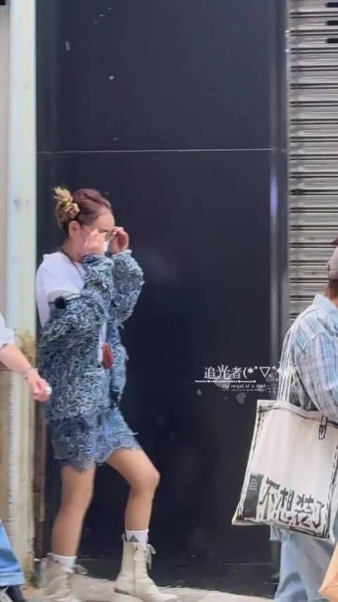 75岁刘晓庆状态惊人,面容似45岁腿部肌肉量绝佳
