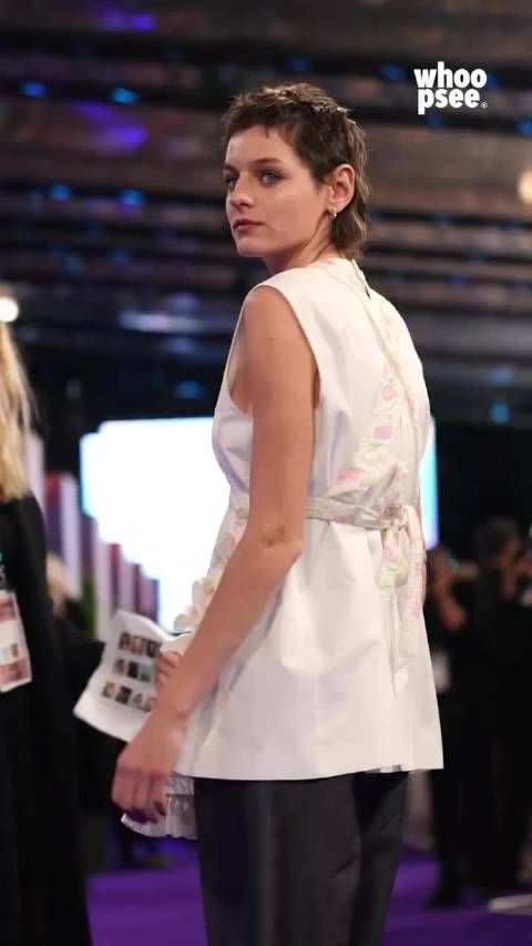 Emma Corrin穿Miu Miu 2026春夏围裙装亮相伦敦电影节