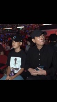 陈小春带儿子看演唱会，岁月不饶人，山鸡哥都58岁了！