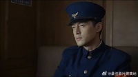 鬼子突然开门！ 明台神反应！一把搂过程锦云开始亲！