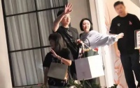 小S全家现身庆功宴 具俊晔为S妈按摩许雅钧全程陪伴