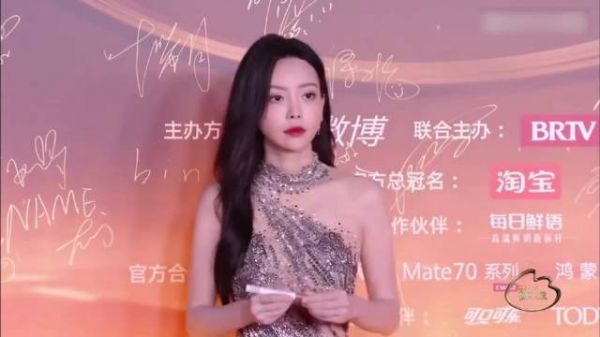 于文文透视礼裙太惊艳，完美把大长腿显露出来，摄影师疯狂怼拍