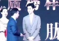 男子领错奖杯高情商应对，巧妙换回正确奖项