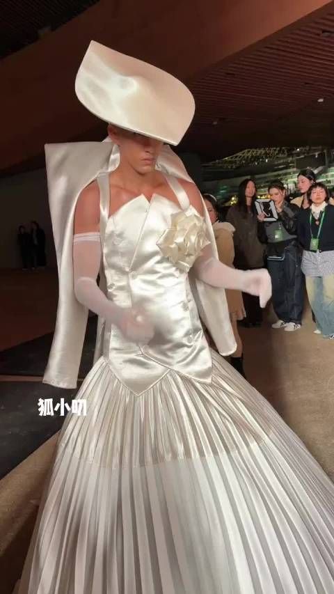 米卡vogue红毯造型绝了,前面是婚纱,后面是西服,男明星里最敢穿的
