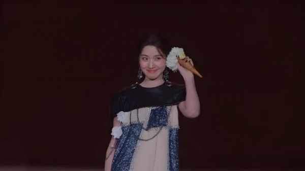 只看上半身,卢昱晓是仙女级别的,再看下半身,还是算了!