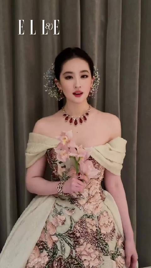 刘亦菲为ELLE送上庆生祝福，姐姐美我一大跳，四天后见