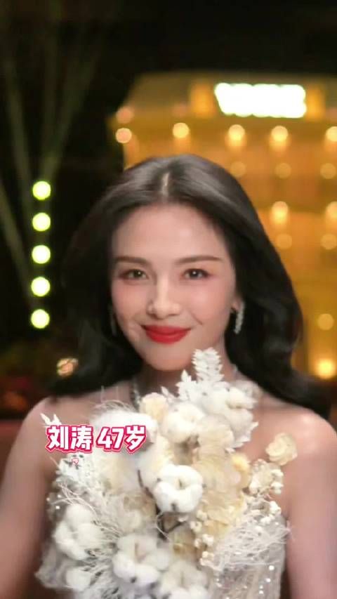 刘涛白玫瑰长裙亮相VOGUE盛典红毯