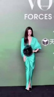 朱珠体态舒展气质动人