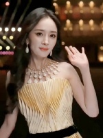 今夜幂神的每一步都踩在我心巴上 女王为vogue开场，这是属于杨幂的黄金时代