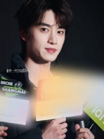 听不清在说什么光顾着盯着脸看了