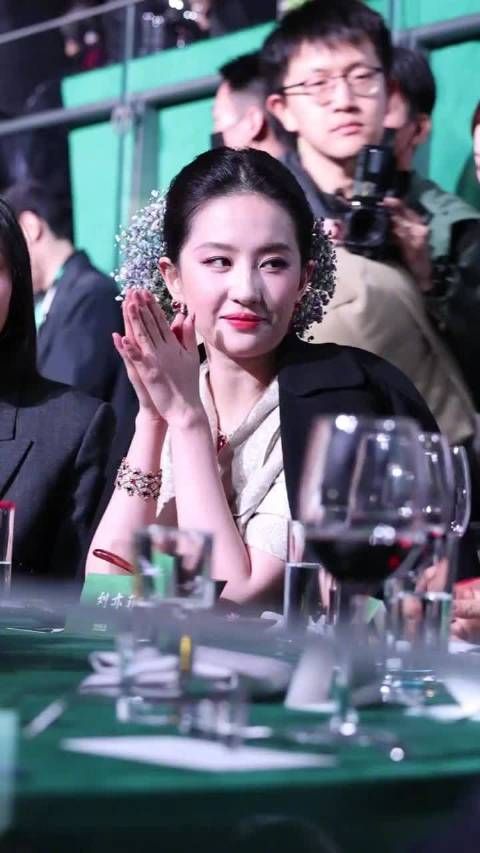 看了后面内场视频,刘亦菲又戴上了宝格丽手链,美美的