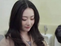 真是应了那句“回眸一笑百媚生，六宫粉黛无颜色”