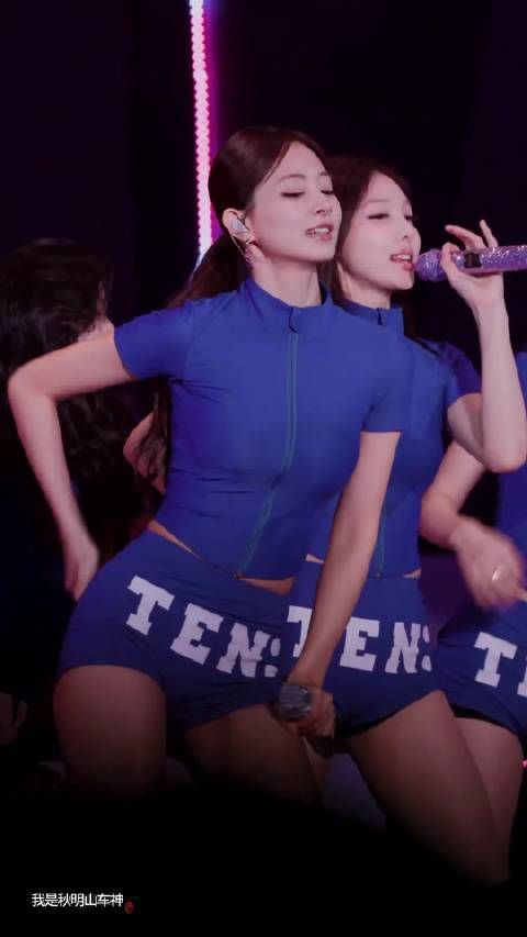 韩国女团Twice 周子瑜 超短裤造型演出,妥妥的高颜值大长腿