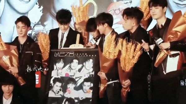 为了不剧透又满嘴跑火车了,小品都出来了哈哈,他真的彬彬有礼,落落大方~xz