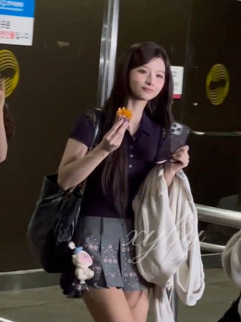 雪允音乐银行下班饭拍,心之卡比玩偶挂牌未剪引关注
