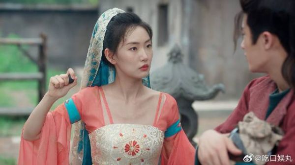 元莫瞧不起阿术,阿术拿出痒痒粉,让他七窍流血一命呜呼