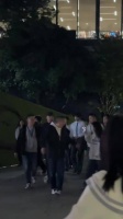 范丞丞生图直出显眼包式帅气,腿长引惊叹