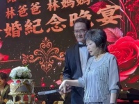 林心如为父母大庆金婚,霍建华拘谨现身,20年破镜重圆弥补遗憾