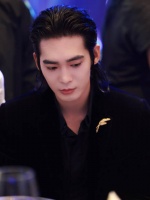 于适ELLE晚宴路透️ 丝绒西装背头贵公子，轻轻松松被帅到