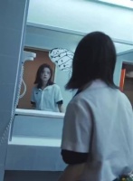 赵今麦田园写真神似宫崎骏动画少女，樱桃发带倚窗灵动如画