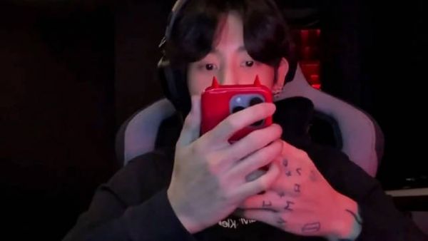 柾国展示他为Jin选择的联系人照片(入伍时的自拍照) ㅋㅋㅋㅋ