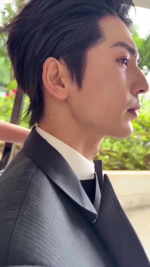 张凌赫海边走秀遇大风变海胆头,代露娃不慎摔倒