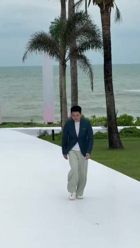 王耀庆把红毯走成了遛弯路!每一步都透着自在,没有刻意的姿态