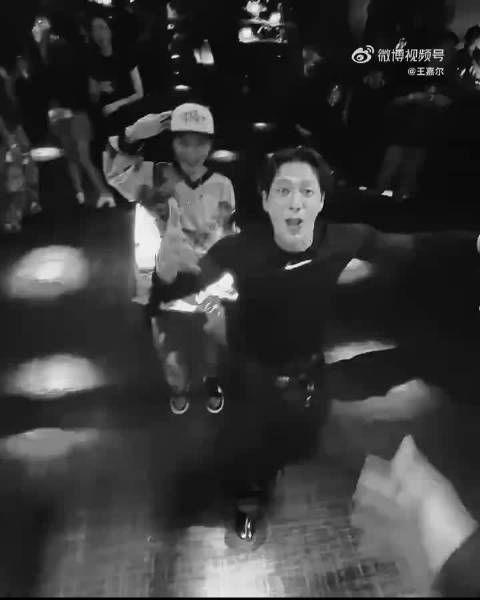 王嘉尔工作室视频展现舞台明星私下生活感