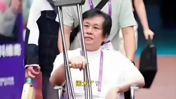 闹大了?官媒发文锐评郑智化机场事件,言辞犀利,句句直戳他心窝