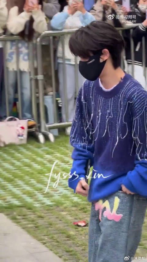 啊啊啊!小丁这是把宇宙穿在身上了吧?流苏晃得我满眼都是小星星