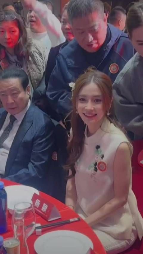 杨颖Angelababy亮相中广联举行重阳敬老活动