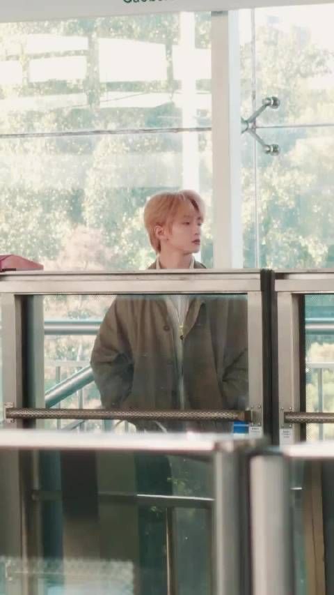 穆祉丞《恋人未满》转场视频曝光,冬日氛围感十足