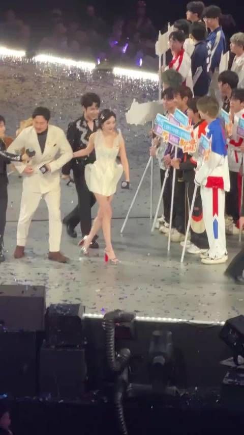 沈腾杨幂在一起全是节目效果 扶不扶已经成为两个人见面的固定流程了!