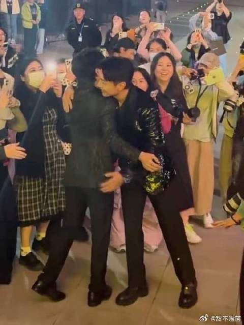 啊啊啊啊啊 青爸和宇爹拥抱了