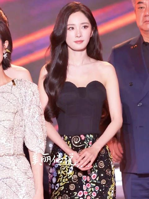 由于博主全程都在看脸,一直没注意粘在幂手上的彩带~ 美丽传说