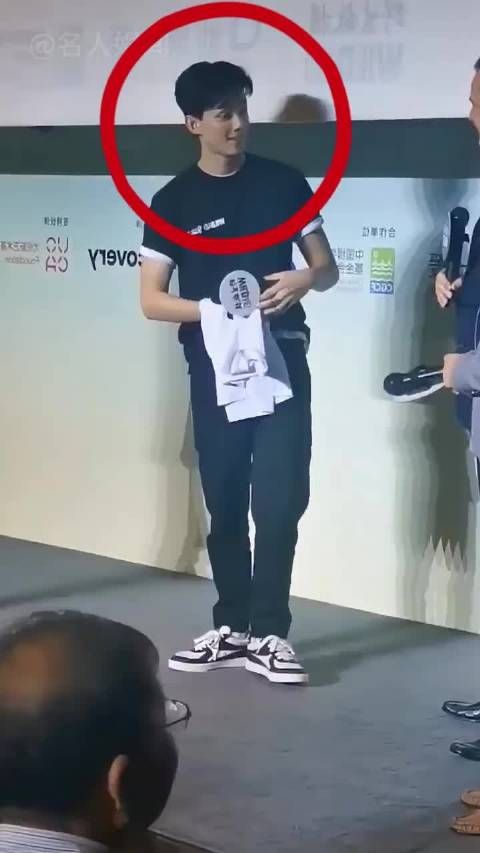 范丞丞憋笑肖战亮相,吴京陈道明表情引热议