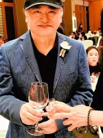 刘欢女儿红发刺青婚礼引争议,网友评价两极分化