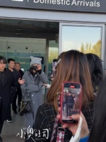 杨紫乌海机场疲惫仍收粉丝信,暖心互动显双向奔赴